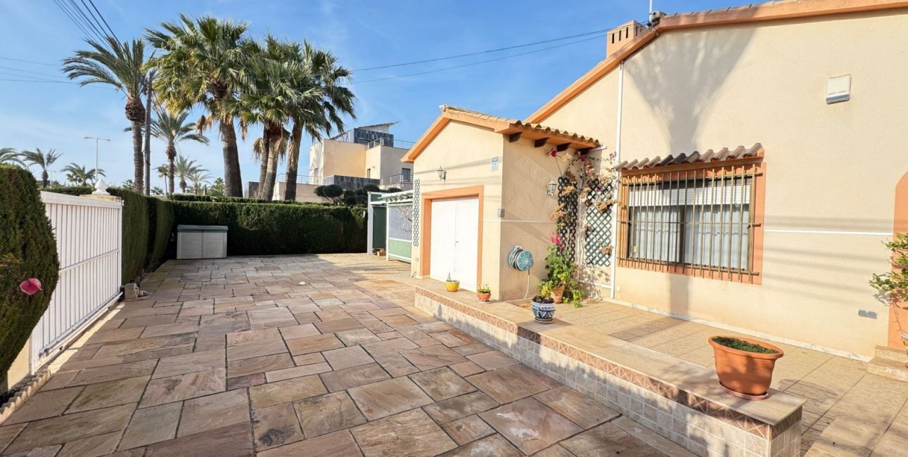 Resale - Villa -
Orihuela Costa - Cabo Roig