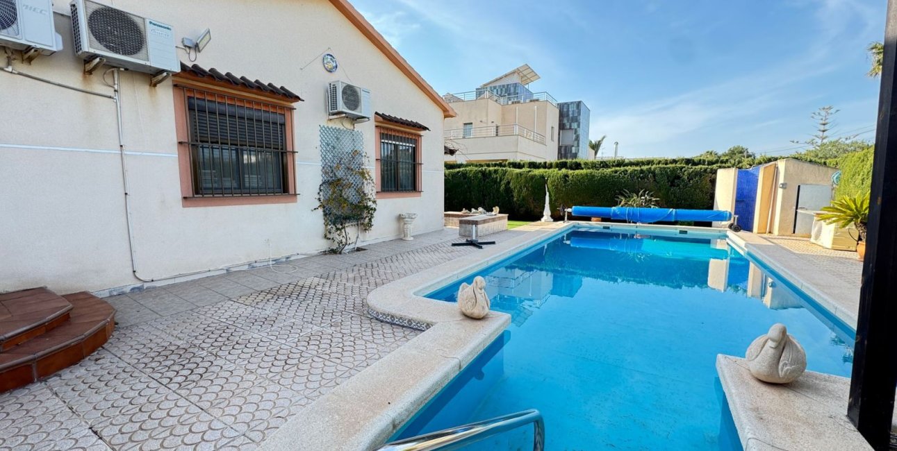 Resale - Villa -
Orihuela Costa - Cabo Roig