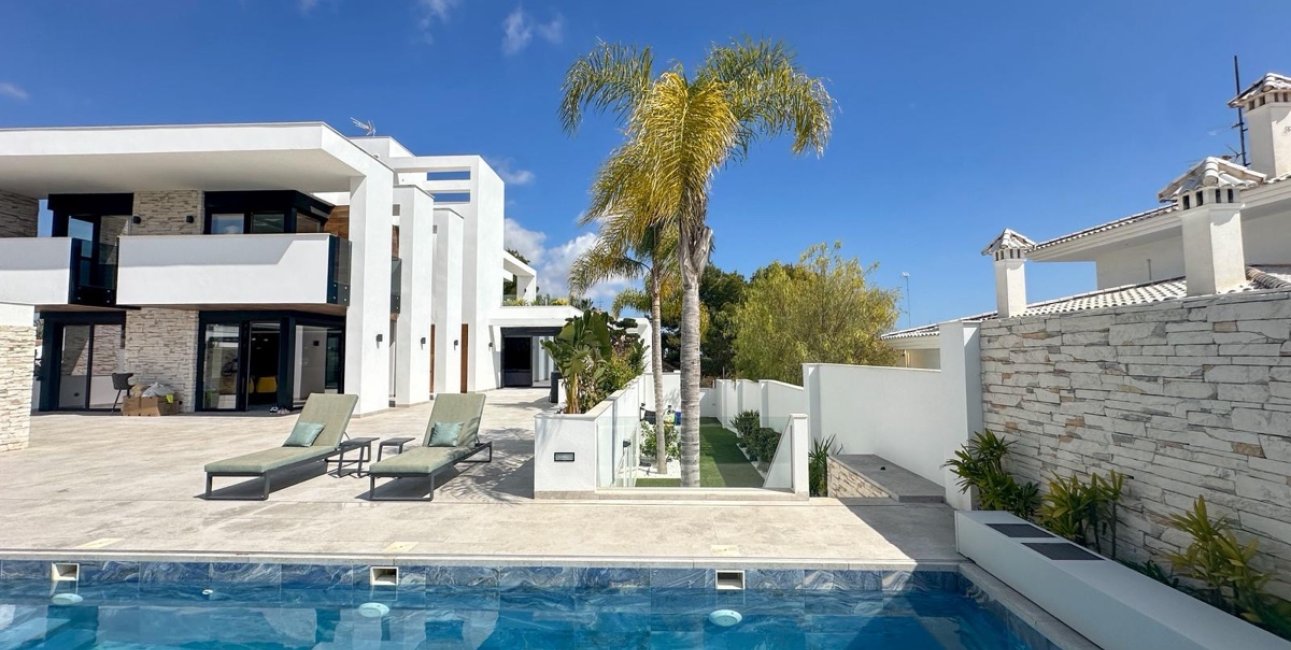 Resale - Villa -
Orihuela Costa - Villamartin