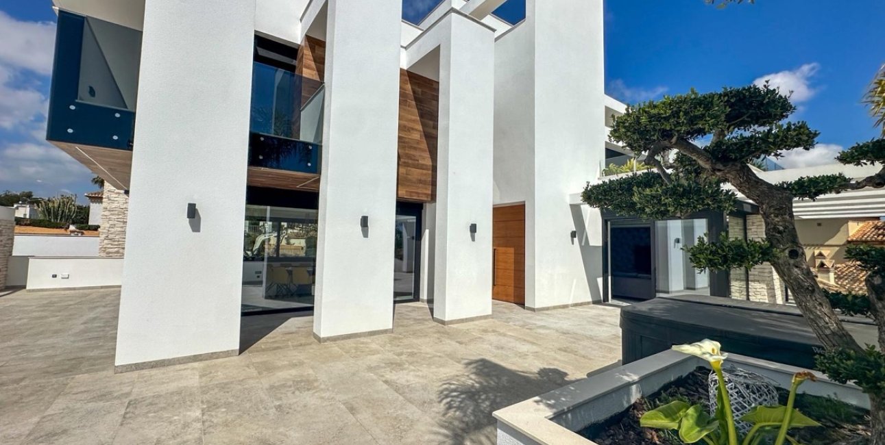Resale - Villa -
Orihuela Costa - Villamartin