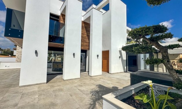 Resale - Villa -
Orihuela Costa - Villamartin