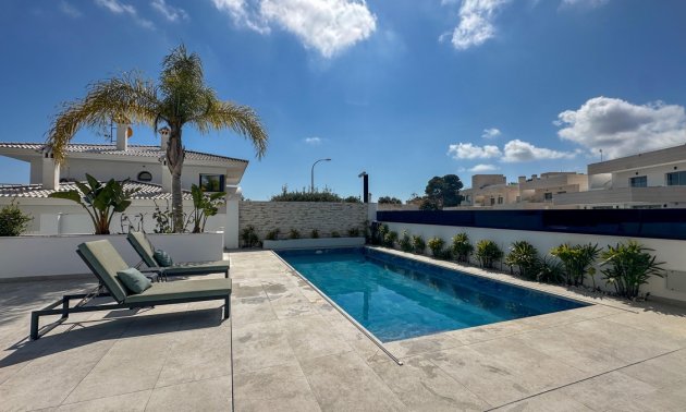 Resale - Villa -
Orihuela Costa - Villamartin