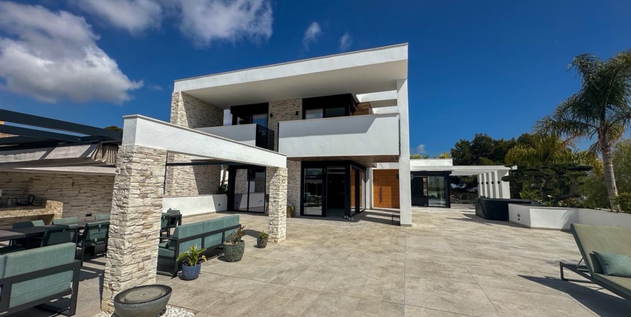 Resale - Villa -
Orihuela Costa - Villamartin