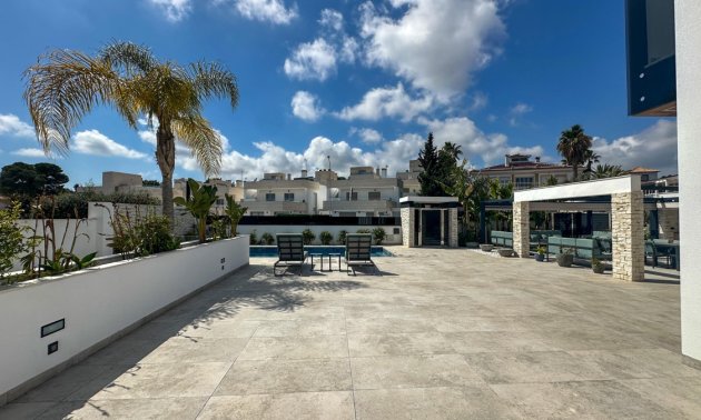 Resale - Villa -
Orihuela Costa - Villamartin