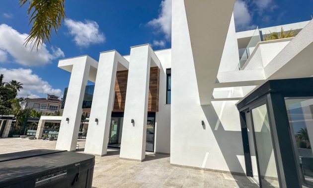 Resale - Villa -
Orihuela Costa - Villamartin