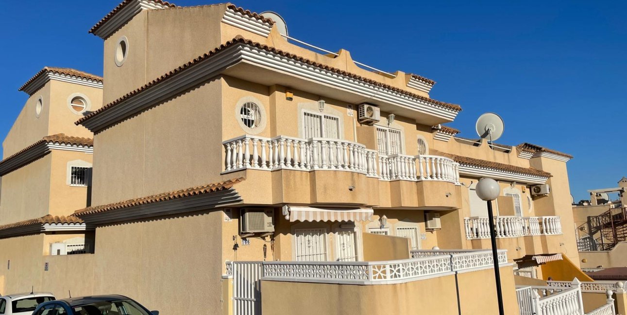 Resale - Townhouse -
Orihuela Costa - Villamartin
