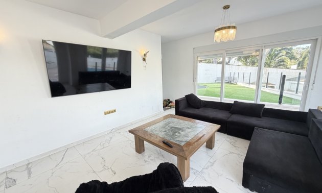 Resale - Villa -
Orihuela Costa - Villamartin