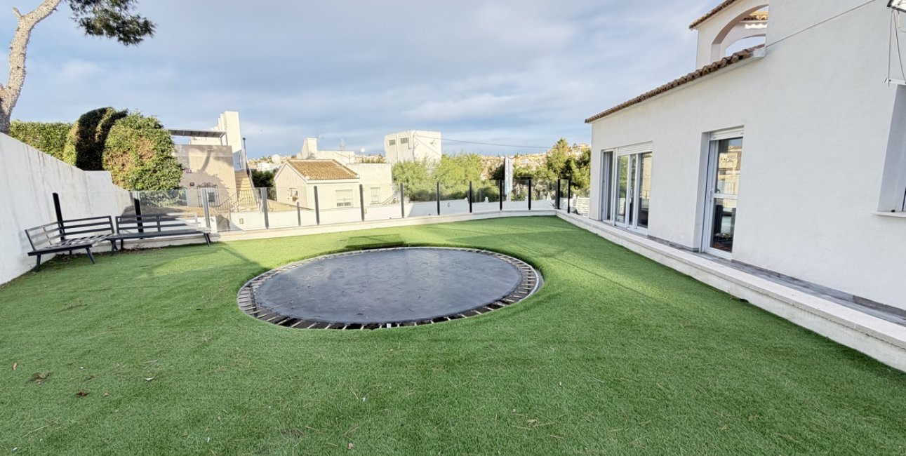 Resale - Villa -
Orihuela Costa - Villamartin