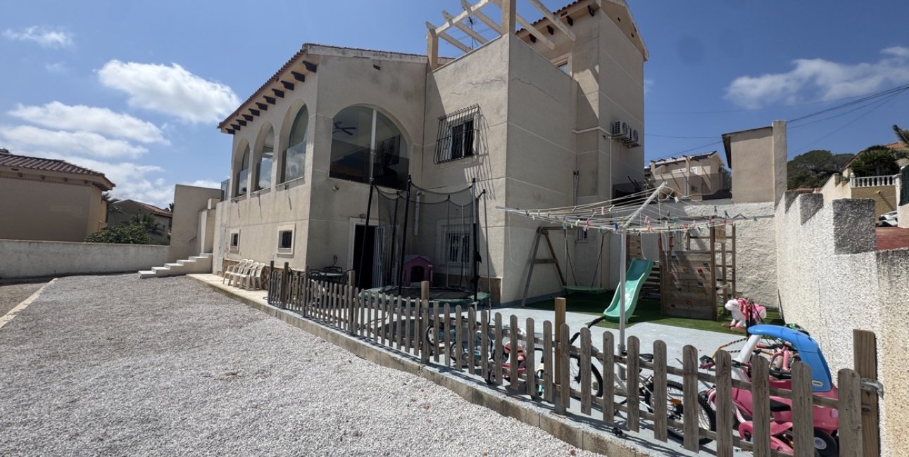 Resale - Villa -
San Miguel de Salinas - Las Comunicaciones