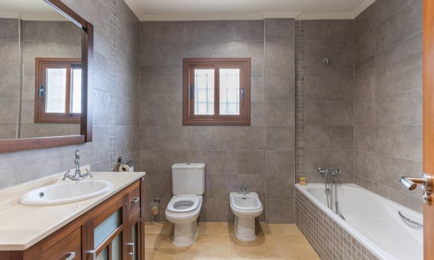 Resale - Villa -
Los Montesinos - La Herrada