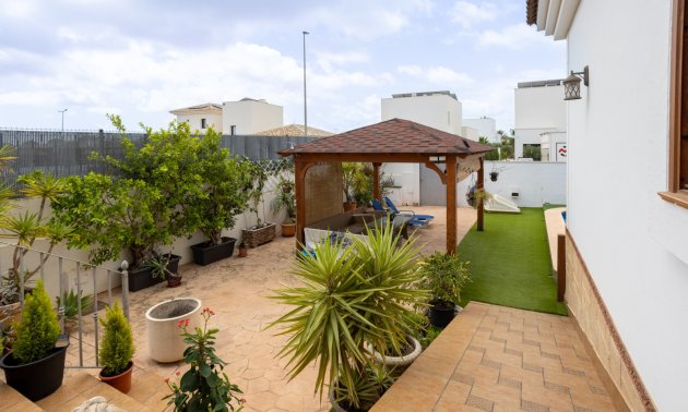 Resale - Villa -
Los Montesinos - La Herrada