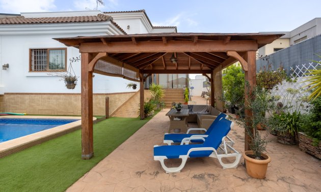 Resale - Villa -
Los Montesinos - La Herrada