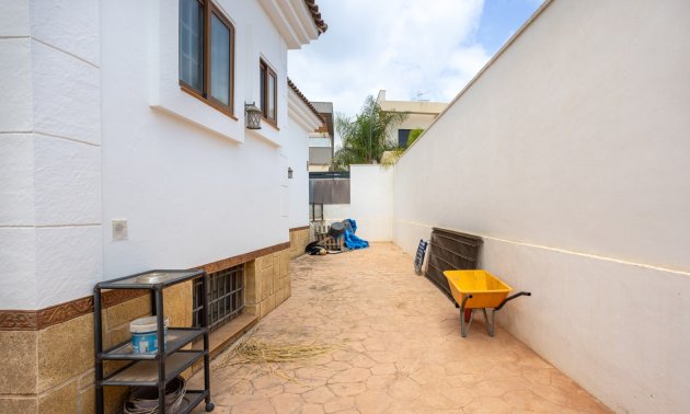 Resale - Villa -
Los Montesinos - La Herrada