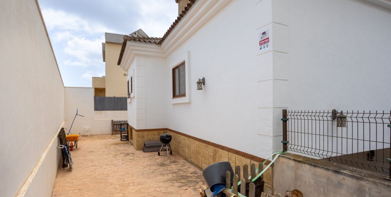 Resale - Villa -
Los Montesinos - La Herrada