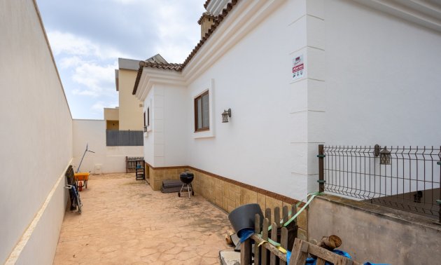 Resale - Villa -
Los Montesinos - La Herrada