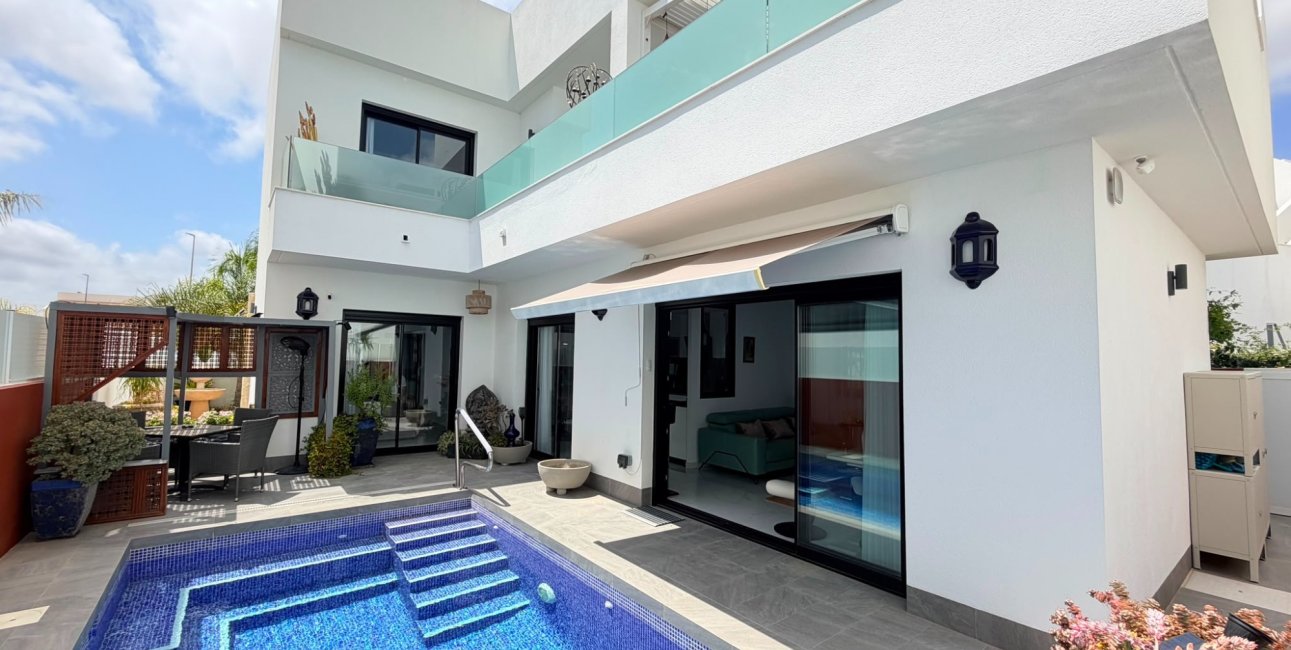 Resale - Villa -
Los Montesinos - La Herrada