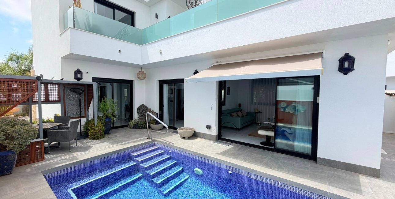 Resale - Villa -
Los Montesinos - La Herrada