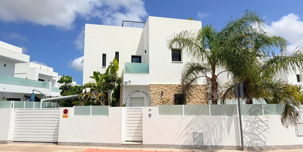 Resale - Villa -
Los Montesinos - La Herrada