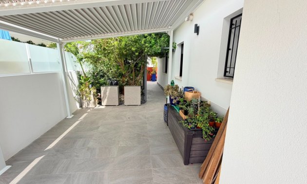 Resale - Villa -
Los Montesinos - La Herrada
