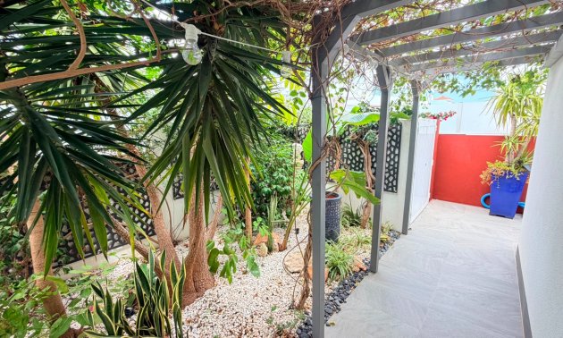 Resale - Villa -
Los Montesinos - La Herrada