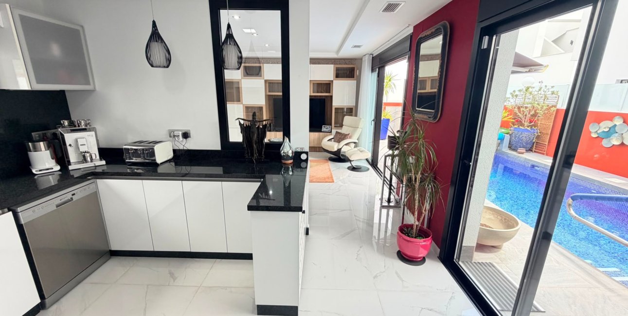 Resale - Villa -
Los Montesinos - La Herrada