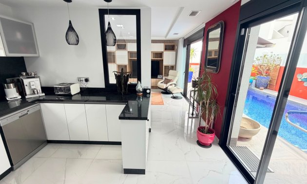 Resale - Villa -
Los Montesinos - La Herrada