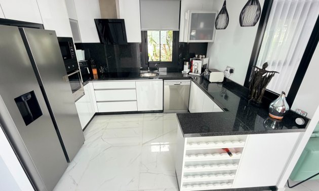 Resale - Villa -
Los Montesinos - La Herrada