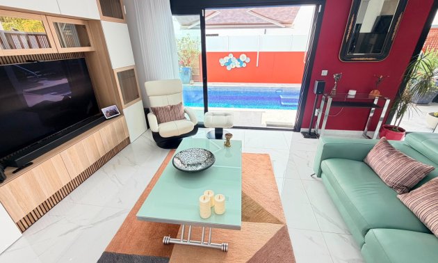 Resale - Villa -
Los Montesinos - La Herrada