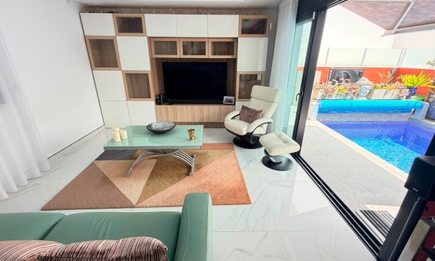 Resale - Villa -
Los Montesinos - La Herrada
