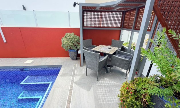 Resale - Villa -
Los Montesinos - La Herrada