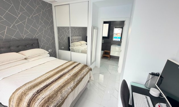 Resale - Villa -
Los Montesinos - La Herrada