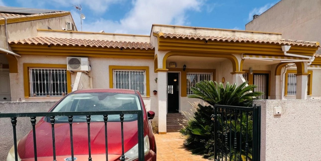 Resale - Bungalow -
Daya Nueva - Daya Nueva - Town