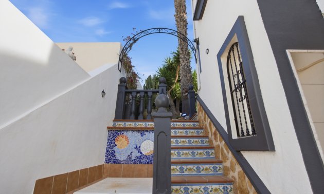Resale - Villa -
Rojales - La Marquesa Golf