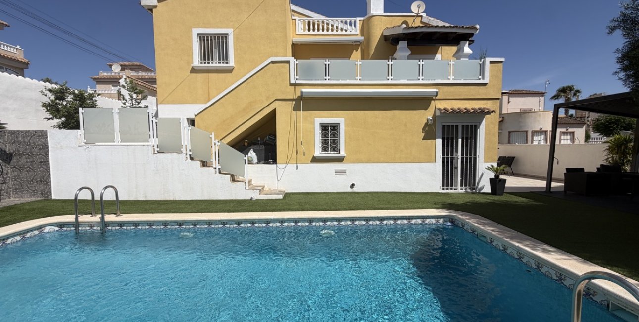 Resale - Villa -
Orihuela Costa - Villamartin