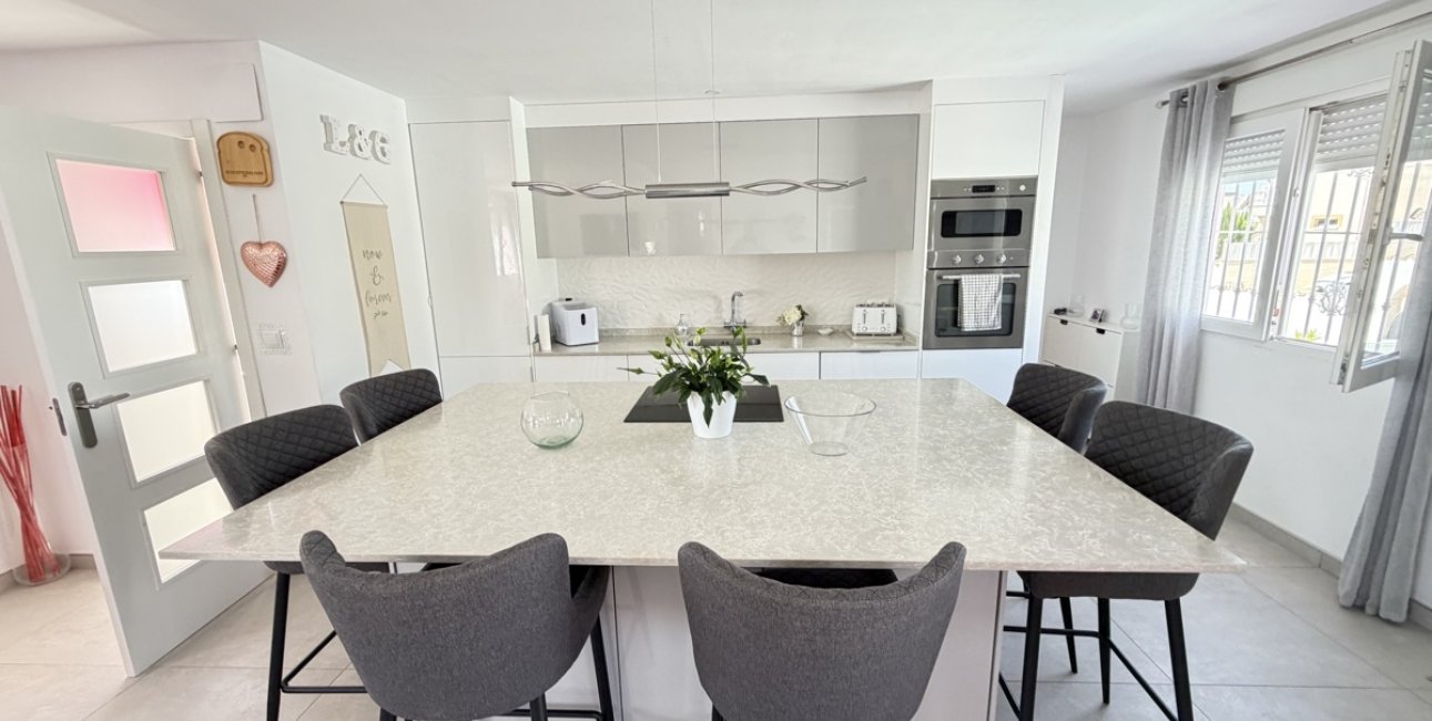 Resale - Villa -
San Miguel de Salinas - Lake View Mansions