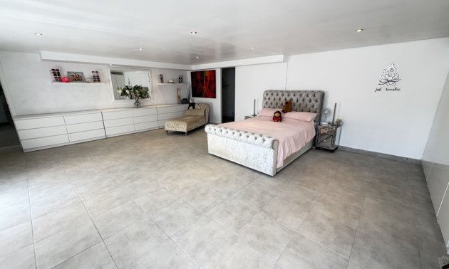 Resale - Villa -
San Miguel de Salinas - Lake View Mansions