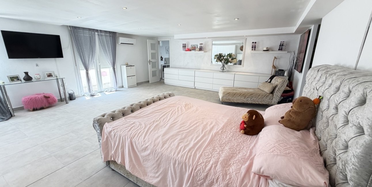 Resale - Villa -
San Miguel de Salinas - Lake View Mansions