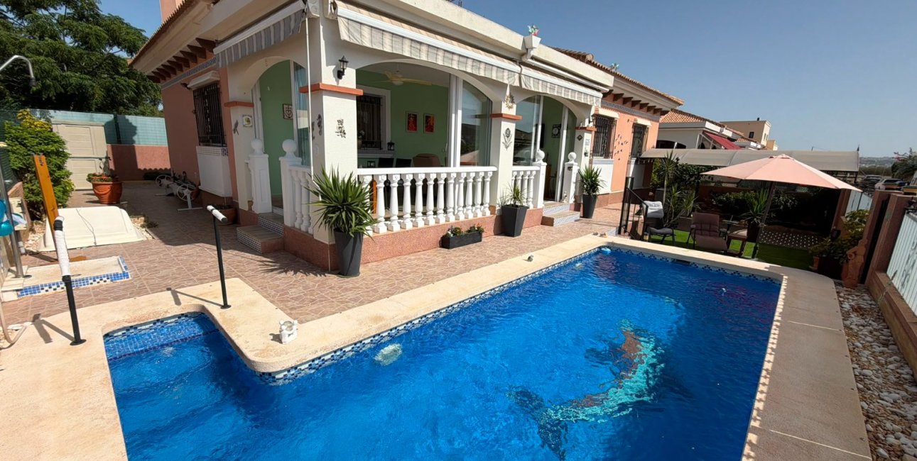 Reventa - Villa -
Los Montesinos - La Herrada