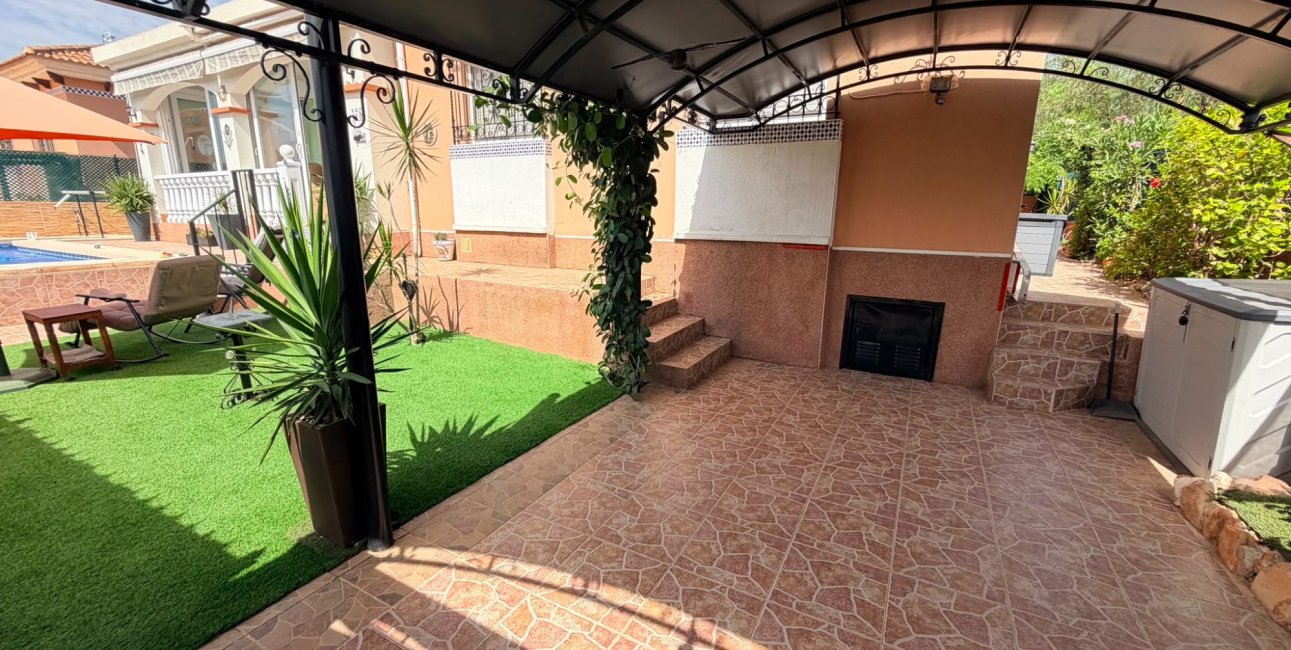 Reventa - Villa -
Los Montesinos - La Herrada
