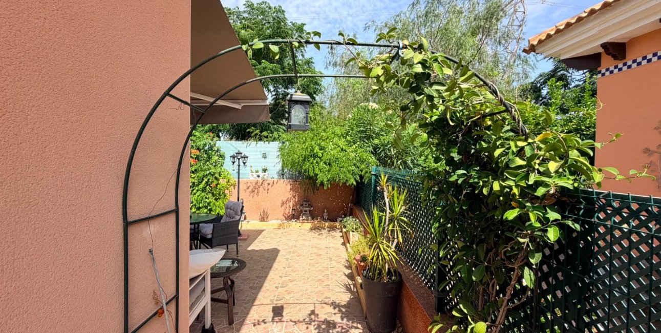 Reventa - Villa -
Los Montesinos - La Herrada