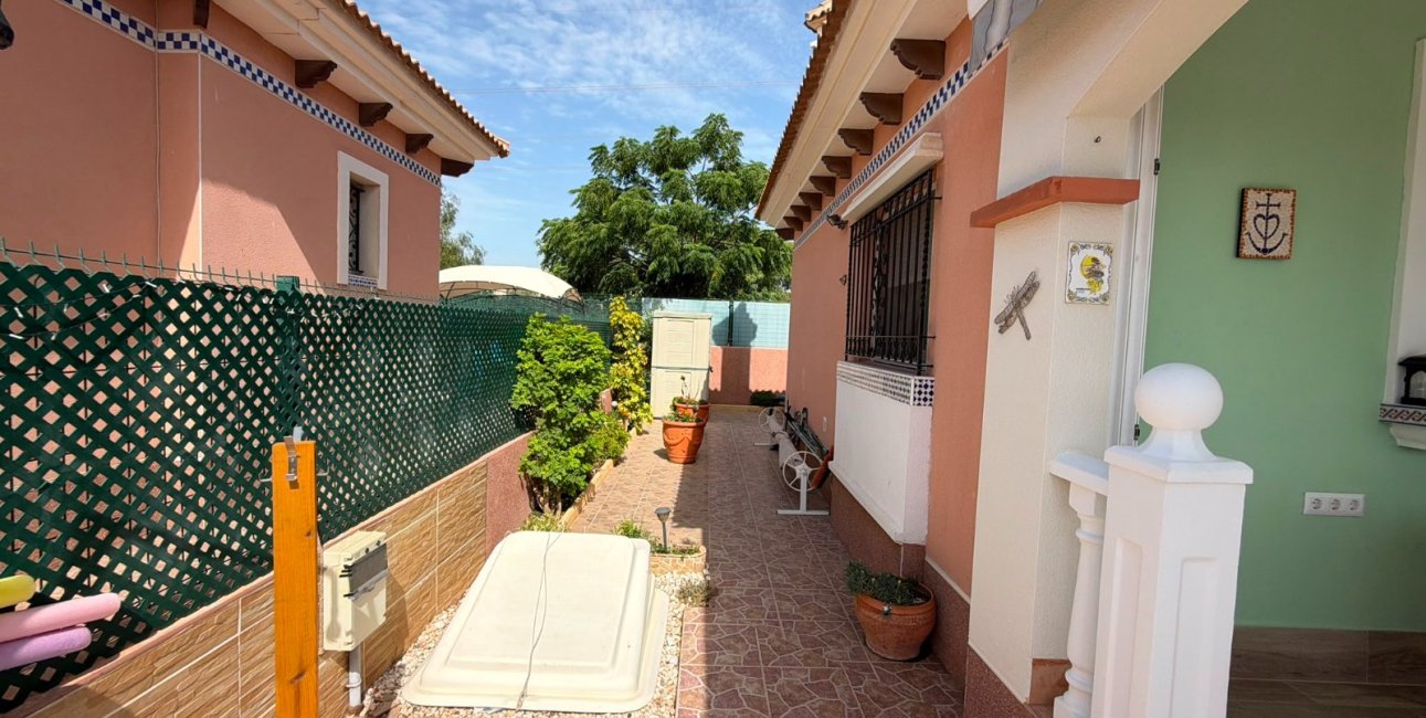 Reventa - Villa -
Los Montesinos - La Herrada