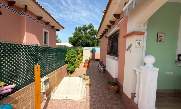 Reventa - Villa -
Los Montesinos - La Herrada
