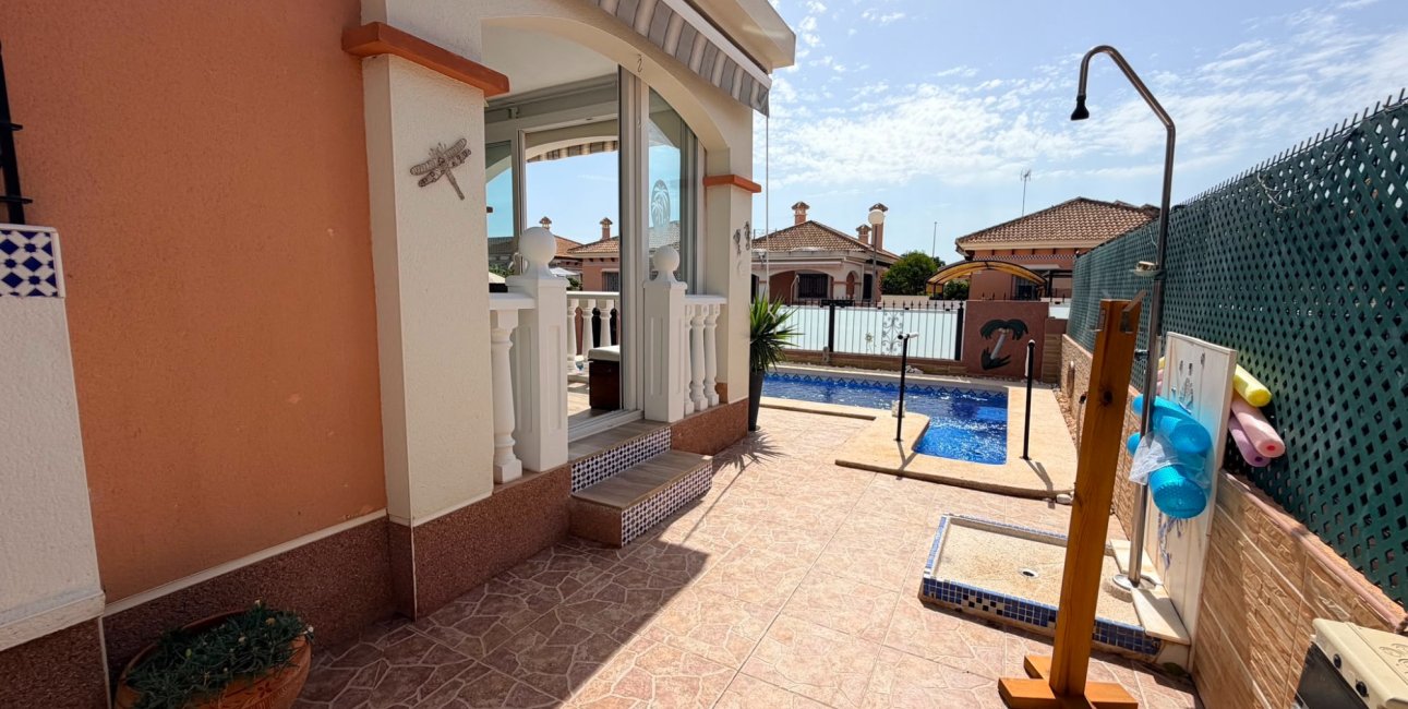 Reventa - Villa -
Los Montesinos - La Herrada