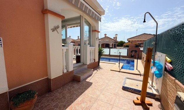 Reventa - Villa -
Los Montesinos - La Herrada