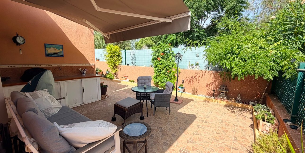 Reventa - Villa -
Los Montesinos - La Herrada