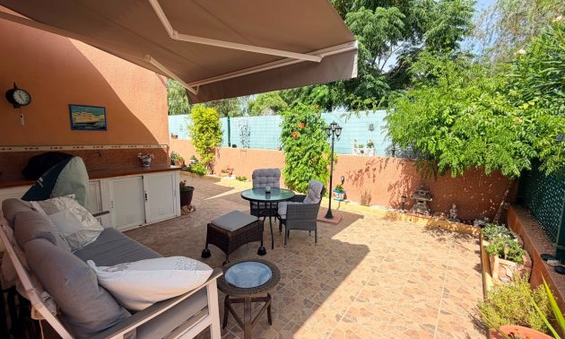 Reventa - Villa -
Los Montesinos - La Herrada