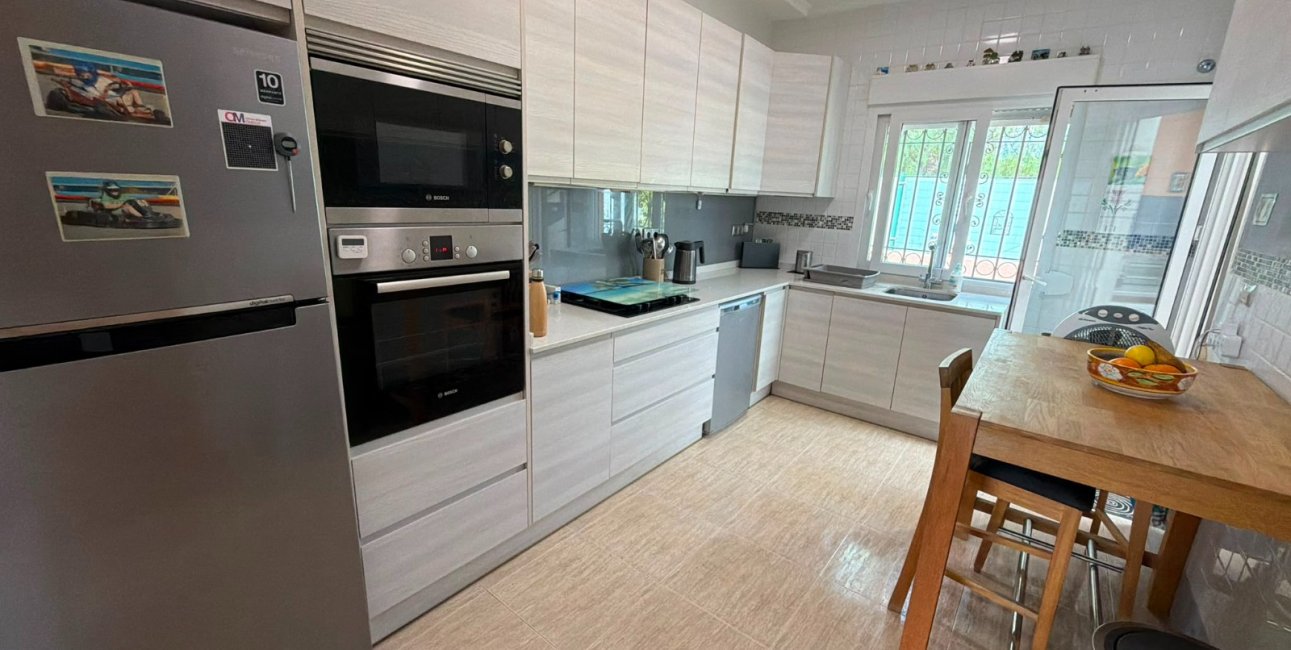 Reventa - Villa -
Los Montesinos - La Herrada