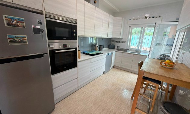 Reventa - Villa -
Los Montesinos - La Herrada
