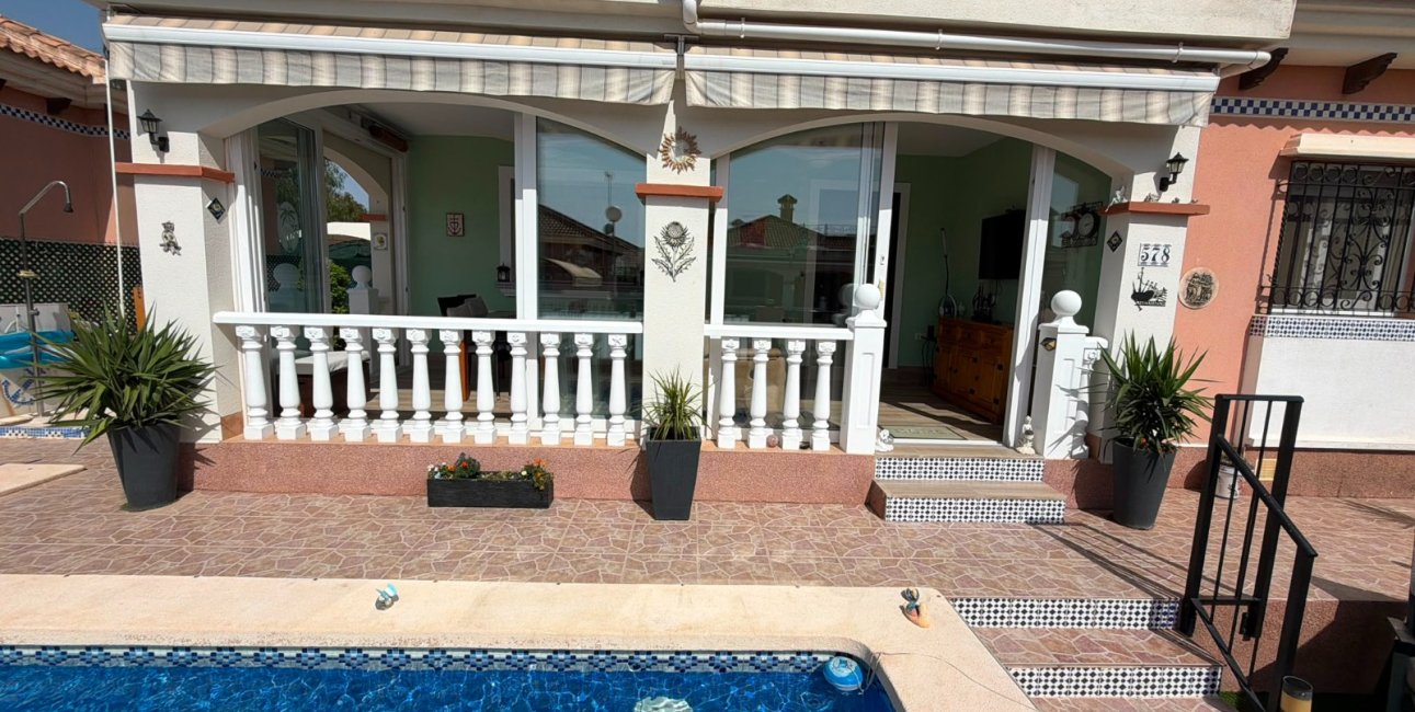 Reventa - Villa -
Los Montesinos - La Herrada