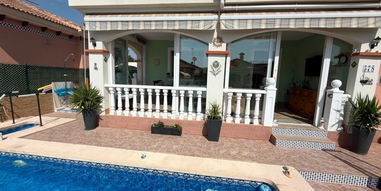 Reventa - Villa -
Los Montesinos - La Herrada